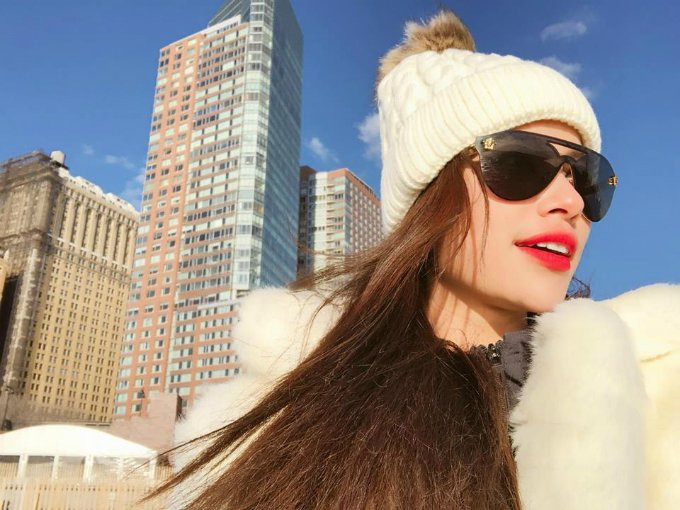 Những ngày đầu năm mới, hoa hậu Phạm Hương tới New York (Mỹ) để chào đón thời khắc chuyển giao năm mới và năm cũ. Tuy thời tiết giá lạnh, xuống dưới 0 độ nhưng có nắng nên người đẹp vẫn có thể tham quan các địa danh ngoài trời trong thời tiết thuận lợi.