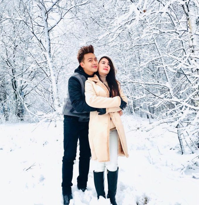Cả năm du lịch không mệt mỏi, Tết dương lịch, vợ chồng Kha Ly - Thanh Duy quyết định tới Nga để đón năm mới trong khu rừng tuyết. Mùa đông trắng phủ khắp nơi, từng hạt tuyết lấp lánh trên cành. Ôi nước Nga xinh đẹp, tụi mình được tới một nơi đẹp đến lạ lùng, chưa bao giờ đứng giữa rừng tuyết trắng xoá đẹp như vậy. Một năm mới hết sức ý nghĩa nha, kỷ niệm tuyệt vời tại nước Nga, nữ diễn viên cho hay.