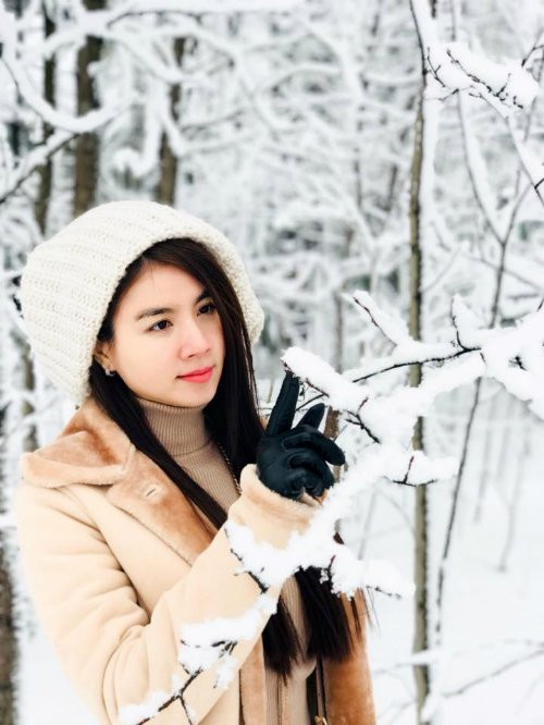 Kha Ly tạo dáng trong khu rừng đóng băng. Cô nàng còn thực hiện livestream khung cảnh tuyết rơi ngày đầu tiên của năm mới ở Moscow từ cửa sổ khách sạn.