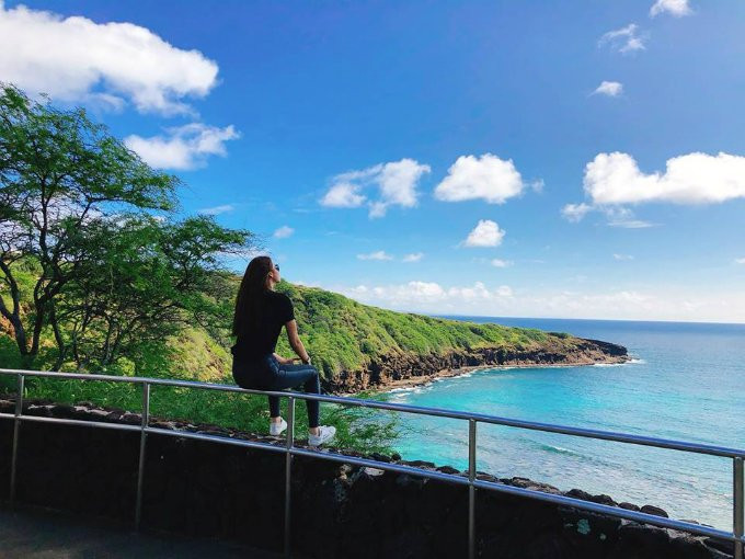 Trước đó, người đẹp vừa trở về từ chuyến đi tới đảo Honolulu, quần đảo Hawaii (Mỹ) ở Thái Bình Dương. Khung cảnh tuyệt diệu với nắng vàng biển xanh đã làm say lòng hoa hậu. Cô còn tham gia một chuyến tham quan hòn đảo bằng máy bay trực thăng để ngắm nhìn cảnh vật hùng vĩ từ trên cao.