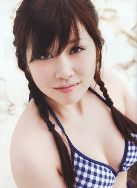 Rina Nakanishi đến với dòng phim nóng vì muốn có tiền trang trải cuộc sống. Trước đó, cô từng là thành viên của nhóm nhạc AKB48, đội A, nhưng buộc phải chia tay ban nhạc này vì bệnh hen phế quản. Đóng phim AV được khoảng 2 năm, cô dừng lại. Năm 2013, cô tiết lộ đã kết hôn.