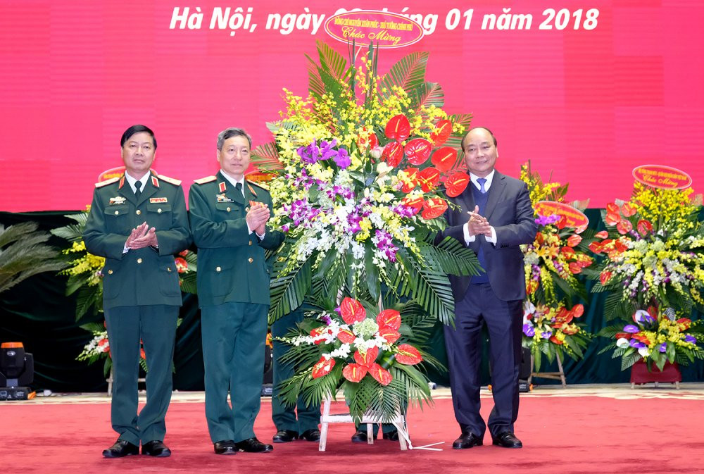 Thu tuong tang hoa chuc mung Bo Tu lenh tac chien khong gian mang
