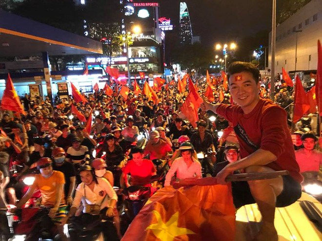 Dam Vinh Hung va loat nghe si huy show de co vu U23 Viet Nam hinh anh 2