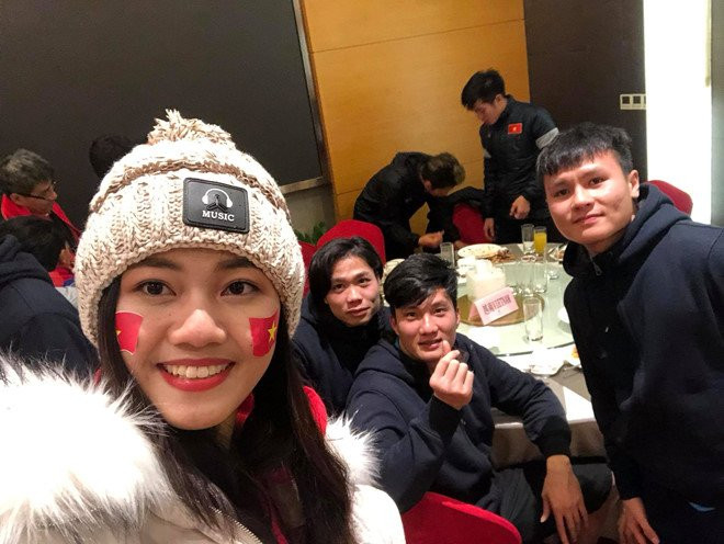 A hau Thanh Tu chup anh voi HLV Park Hang-seo, Quang Hai sau chung ket hinh anh 2