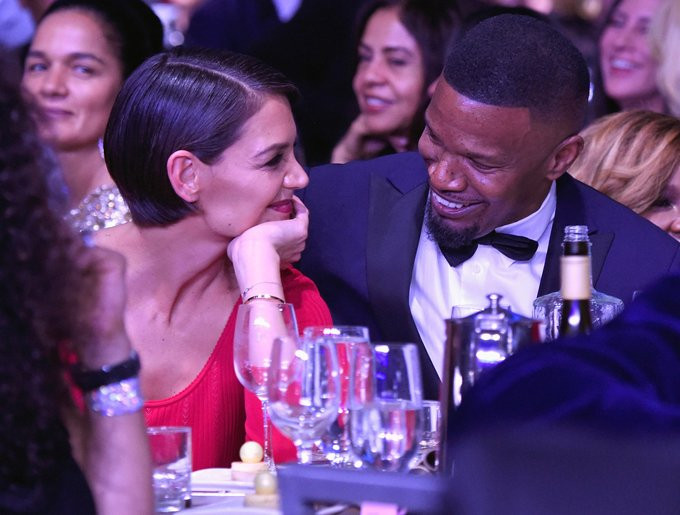 Katie Holmes và Jamie Foxx ngồi bên nhau tại bữa tiệc tiền lễ trao giải Grammy ở New York hôm 27/1.