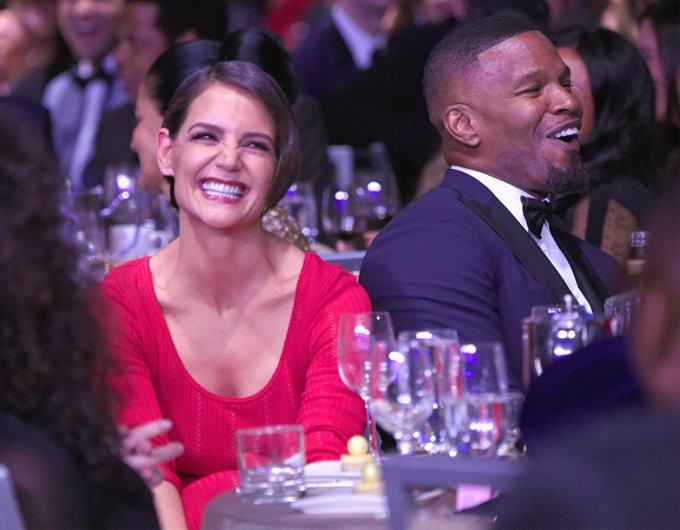 Katie Holmes trông rất hạnh phúc trong đêm gala. Cô từng đến ủng hộ bạn trai trong nhiều sự kiện nhưng đều cố gắng né mặt.
