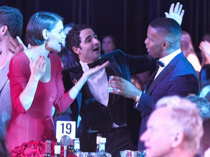 Bạn bè đều ủng hộ tình yêu của cặp đôi.