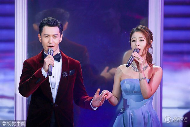 Hai ngôi sao tay đan tay trong khung cảnh rất lãng mạn của sân khấu Gala chào Xuân. Khi Lâm Tâm Như sinh con, Huỳnh Hiểu Minh từng bông đùa đề nghị kết thông gia, bởi vợ anh sinh con trai, nhà Lâm Tâm Như có con gái.