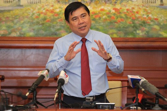 Cam cong chuc TP.HCM chuc Tet, tang qua cho lanh dao hinh anh 1