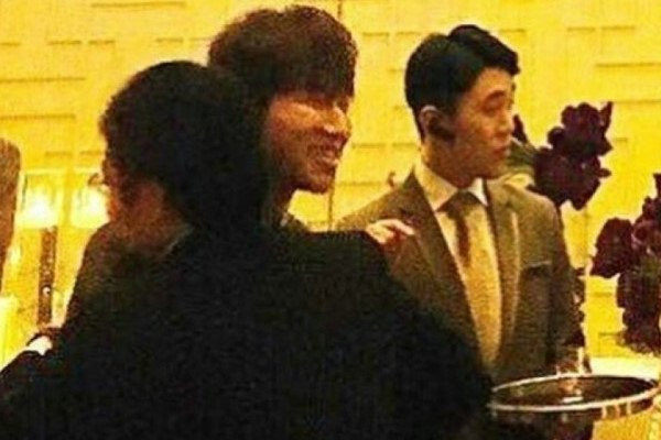 Le cuoi Taeyang: Buc anh hiem hoi cua co dau va chu re hinh anh 4