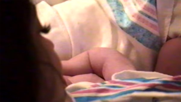 Kylie hé lộ hình ảnh đầu tiên về con gái nhỏ.