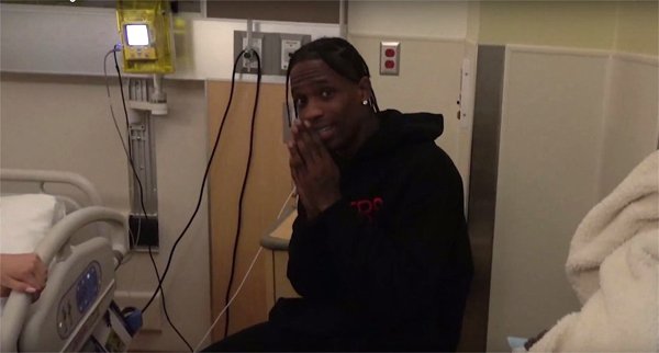 Travis Scott trong phòng sinh đầy hồi hộp.