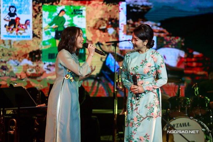 Giữa tháng 12/2017, Mỹ Anh được mời tham gia đêm nhạc Giai điệu vàng tại Cung Văn hóa Hữu nghị Việt - Xô. Con gái út của Diva nhạc Việt hòa giọng với mẹ trong ca khúc Đưa cơm cho mẹ đi cày. Ở tuổi 15, Mỹ Anh thể hiện sự chững chạc ở cả giọng hát lẫn phong thái biểu diễn.