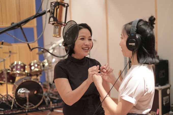 Trong album Chat với Mozart 2 mới ra mắt, Mỹ Anh hòa giọng với mẹ Mỹ Linh trong ca khúc Nắng sớm. Giọng ca của Mỹ Anh được đánh giá ngày càng trưởng thành nhưng vẫn giữ được sự trong trẻo, xúc cảm.