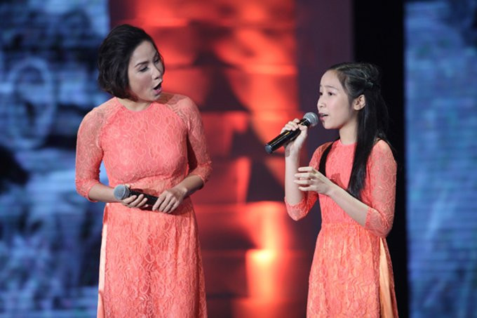 Trước đó, vào tháng 5/2014, hai mẹ con Mỹ Linh từng gây ấn tượng khi thể hiện nhạc phẩm này trên sân khấu của Giai điệu tự hào. Thời điểm đó, Mỹ Anh tỏ ra khá nhút nhát khi biểu diễn trước hàng trăm khán giả và ống kính máy quay. Tuy vậy, cô bé vẫn khiến nhiều khán giả bất ngờ về giọng hát đầy kỹ thuật và cách nhả chữ có nhiều điểm tương đồng với chị gái Anna. Để giúp con gái thêm tự tin, Mỹ Linh thi thoảng nắm tay và trao cho con ánh nhìn động viên.