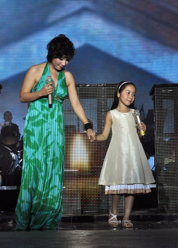 Mỹ Anh lần đầu tiên xuất hiện cùng mẹ trên sân khấu lớn vào năm 2010, khi mới 8 tuổi với ca khúc Cơn bão. Thời điểm ấy, cô con gái út của Mỹ Linh - Anh Quân đã gây chú ý cho khán giả bởi giọng hát trong trẻo và cách xử lý khá tinh tế. Sau đó, ca khúc này nhiều lần được hai mẹ con Mỹ Linh và Mỹ Anh hát trong các chương trình từ thiện. 