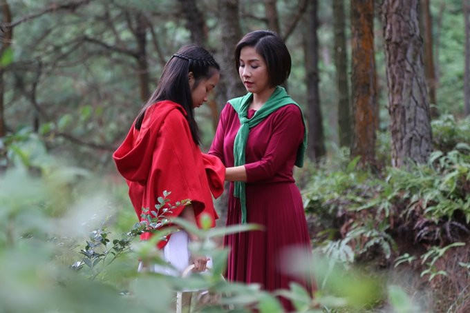 Cuối năm 2014, Mỹ Anh thể hiện chất giọng cao vút khi hát cùng mẹ trong MV liên khúc Giáng sinh. Mỹ Linh cho biết, MV là cơ hội để con gái cô phát huy sở trường ca hát. Ngoài ra, diva cũng muốn tạo một kỷ niệm đẹp cùng các thành viên trong gia đình, để khi các con lớn lên có thể nhìn lại những khoảnh khắc hạnh phúc này. 