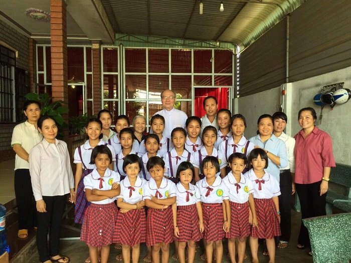 nhac si Vu Thanh An tham cac em nho o mai am