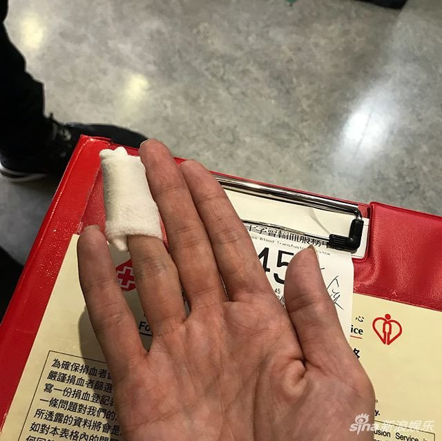 Truong Ba Chi hien mau cho nan nhan vu lat xe buyt o Hong Kong hinh anh 2