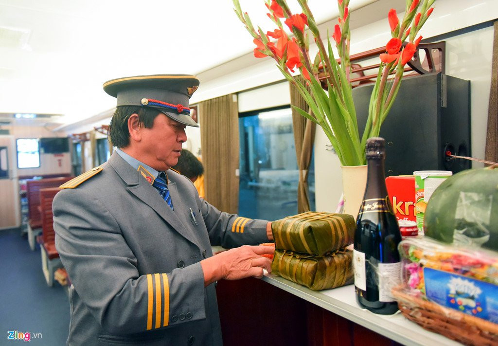 Chuyen tau cuoi nam ngap tran khong khi Tet hinh anh 2