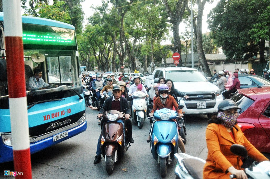 Trung tam Ha Noi un tac ngay chieu mung 1 Tet hinh anh 4