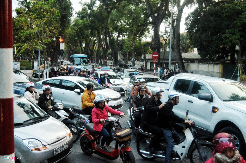 Trung tam Ha Noi un tac ngay chieu mung 1 Tet hinh anh 5