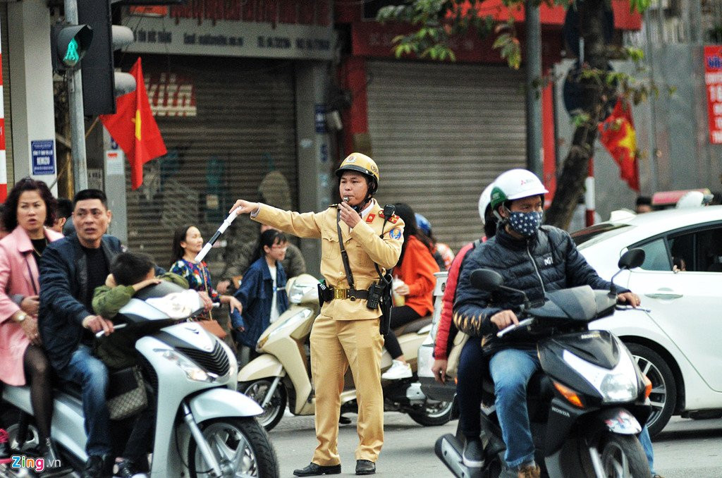 Trung tam Ha Noi un tac ngay chieu mung 1 Tet hinh anh 6