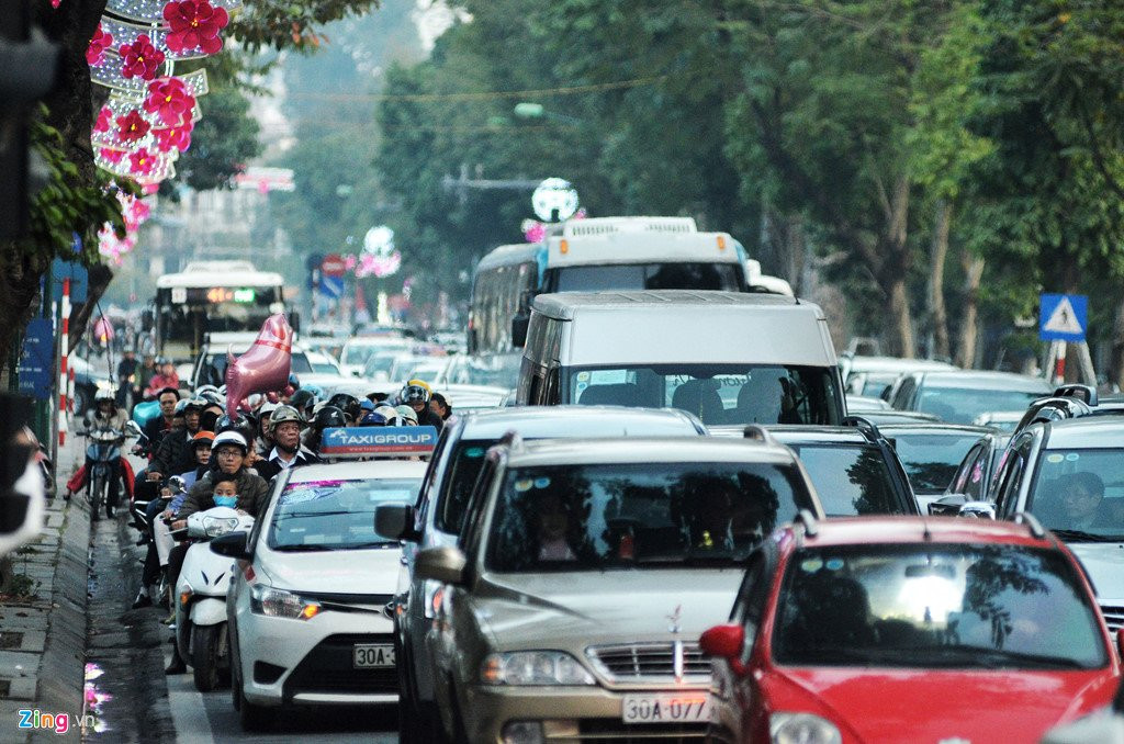Trung tam Ha Noi un tac ngay chieu mung 1 Tet hinh anh 7