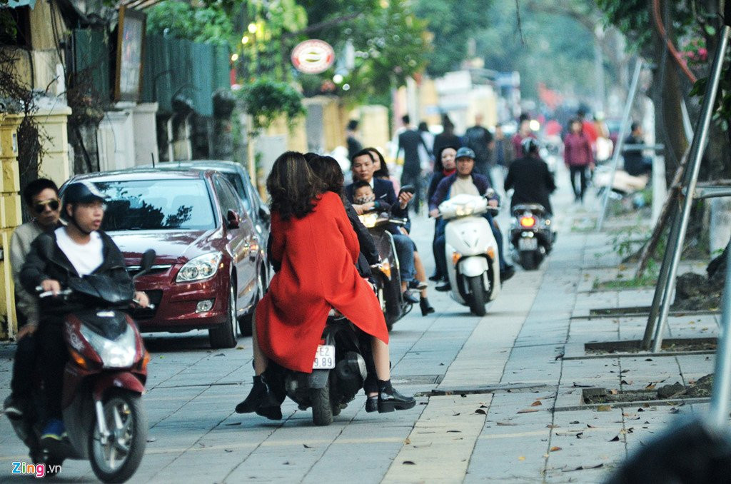 Trung tam Ha Noi un tac ngay chieu mung 1 Tet hinh anh 8