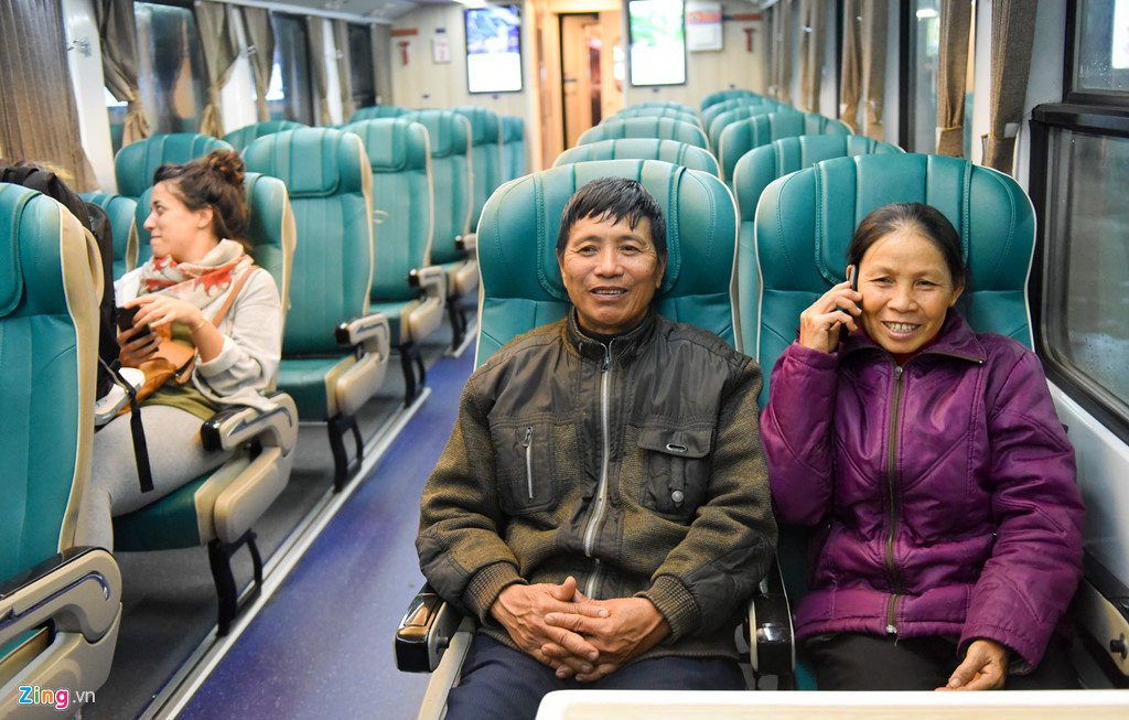 Chuyen tau cuoi nam ngap tran khong khi Tet hinh anh 9