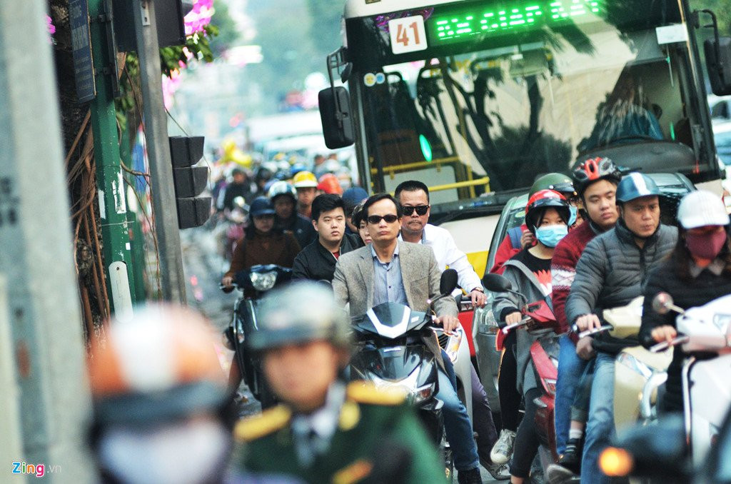 Trung tam Ha Noi un tac ngay chieu mung 1 Tet hinh anh 9