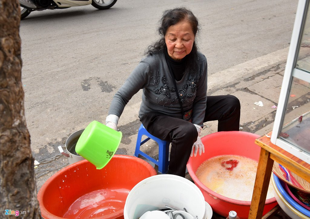 Nhung nguoi ra duong muu sinh ngay mung 1 Tet hinh anh 3