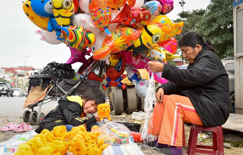 Nhung nguoi ra duong muu sinh ngay mung 1 Tet hinh anh 4