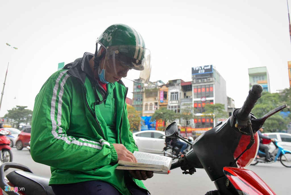 Nhung nguoi ra duong muu sinh ngay mung 1 Tet hinh anh 5