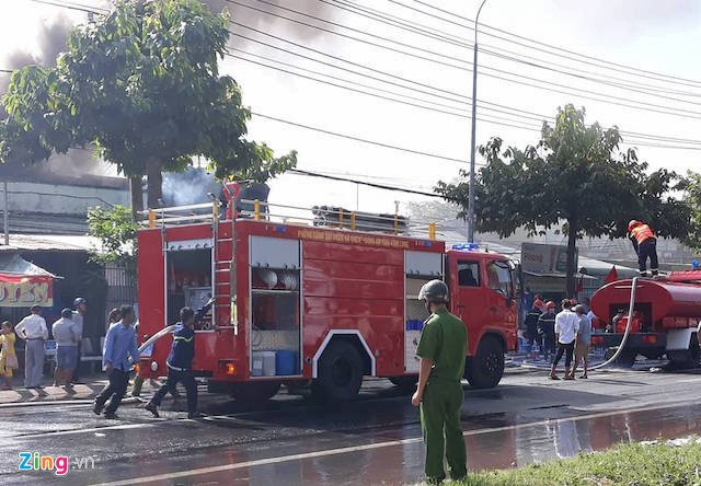 Kho chua xe may bi chay rui ngay Tet hinh anh 1