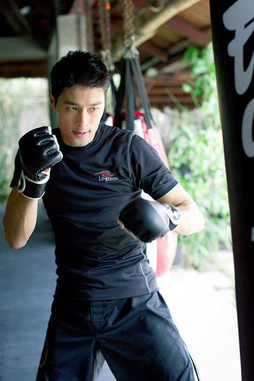 Phia Johnny Tri Nguyen khang dinh khong giao dau voi vo su Flores hinh anh 1