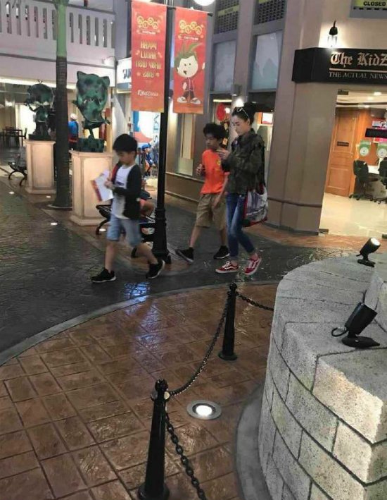 Bá Chi cùng hai con đi du lịch năm mới. 