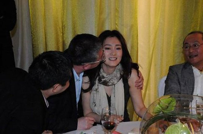 Hoa dan hau ruou dai gia: Vet nho got khong sach hinh anh 11