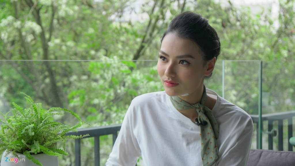 Nguoi mau Hong Que: '17 tuoi, tien va dan ong giau da vay quanh toi' hinh anh 1