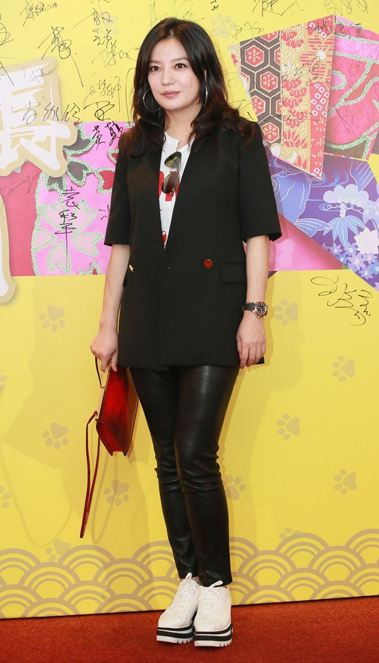 Triệu Vy ăn mặc lịch thiệp, kín đáo khi dự Lễ trao giải của Hội đạo diễn điện ảnh Hong Kong hôm 18/3. Nữ diễn viên vừa được bình chọn là một trong những Nữ tỷ phú tự thân của thế giới năm 2018, theo bình chọn từ Viện nghiên cứu Hurun.