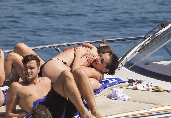 Selena được cô bạn vỗ về.