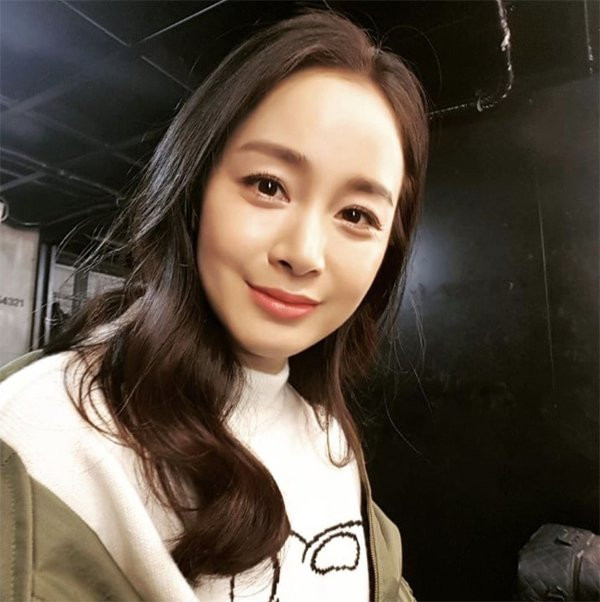 Kim Tae Hee khoe ảnh selfie xinh đẹp.