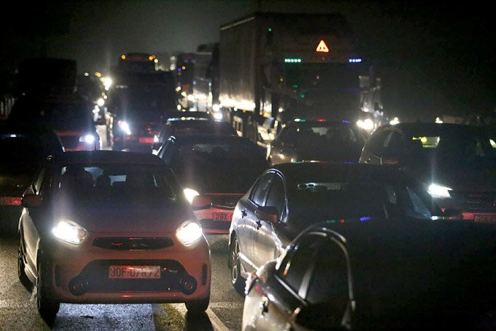 tac-duong-nua-dem-tren-cao-toc-tai-xe-nhin-doi-suot-10-tien-0729415