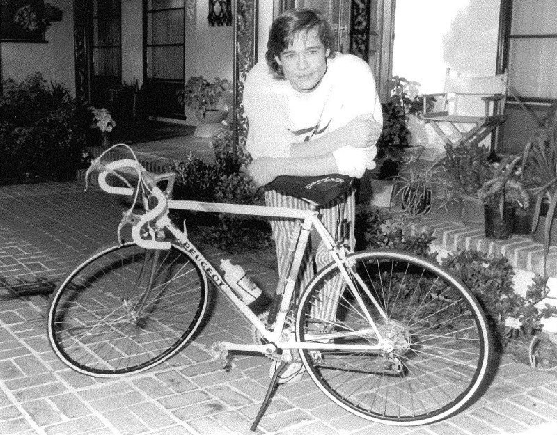 Ve dien trai cua Brad Pitt thoi tre trong bo anh chua tung cong bo hinh anh 8