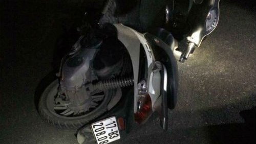 Di xe may qua cau, nguoi dan ong bi day cap cua co tu vong hinh anh 1