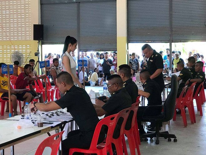 Hoa hau chuyen gioi Thai Lan gay chu y khi di kham nghia vu quan su hinh anh 2