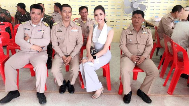 Hoa hau chuyen gioi Thai Lan gay chu y khi di kham nghia vu quan su hinh anh 4