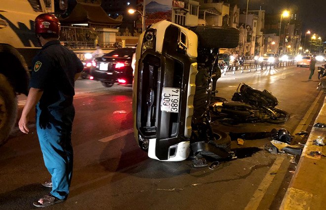 Oto ban tai huc nguoi dan ong vang xuong cau o Sai Gon hinh anh 1