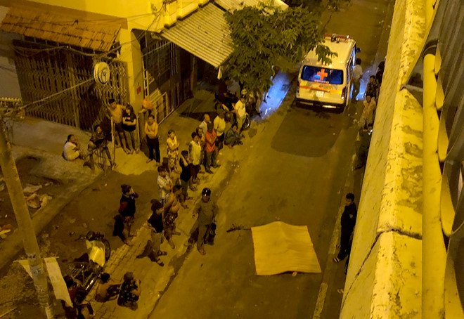 Oto ban tai huc nguoi dan ong vang xuong cau o Sai Gon hinh anh 3