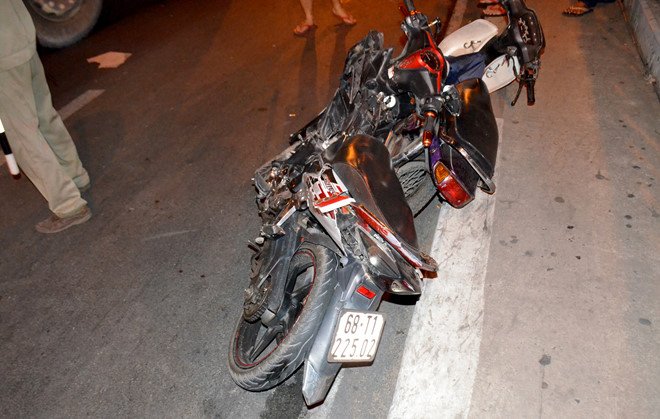 Oto ban tai huc nguoi dan ong vang xuong cau o Sai Gon hinh anh 2